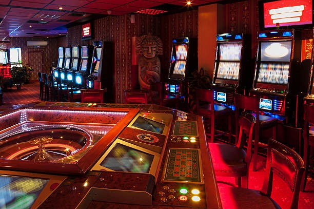 melayu4d mobile app interface showing sportsbook betting and live-dealer casino options